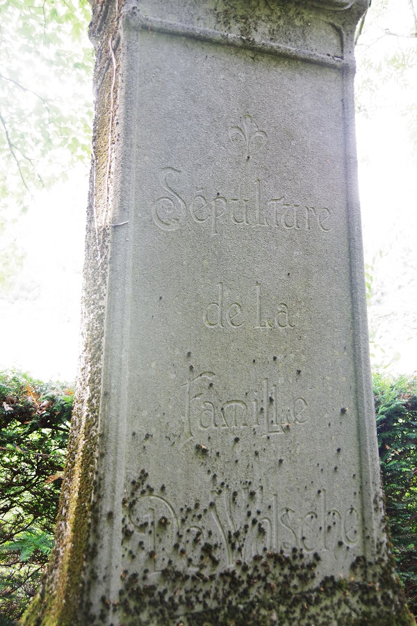 Funerary monument for the De Walsche family - Detail of the upper part with Art Nouveau typography