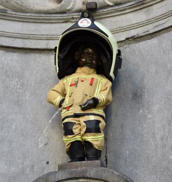 Manneken-Pis honors the victims of the Brussels attacks