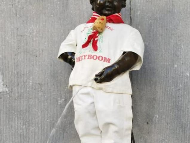 Manneken-Pis in the costume of the Poepedroegers