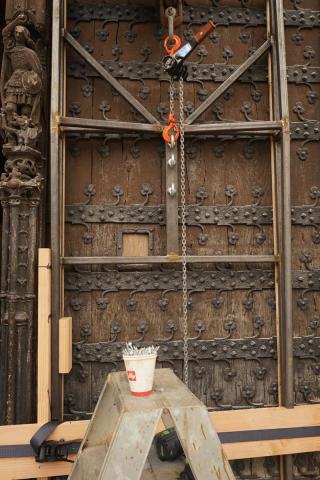 Dismantling of the City Hall gates © Historical Heritage Service