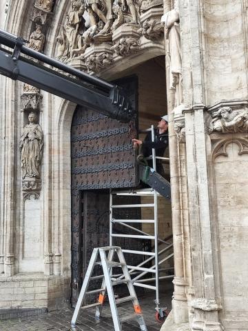 Dismantling of the City Hall gates © Historical Heritage Service