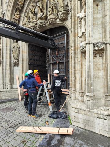 Dismantling of the City Hall gates © Historical Heritage Service