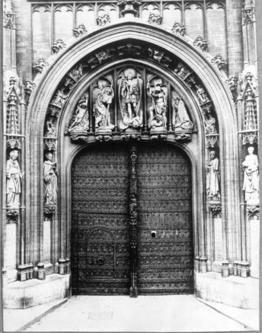 Photograph of the entrance to the City Hall, Grand-Place, circa 1880 © AVB FI J 705